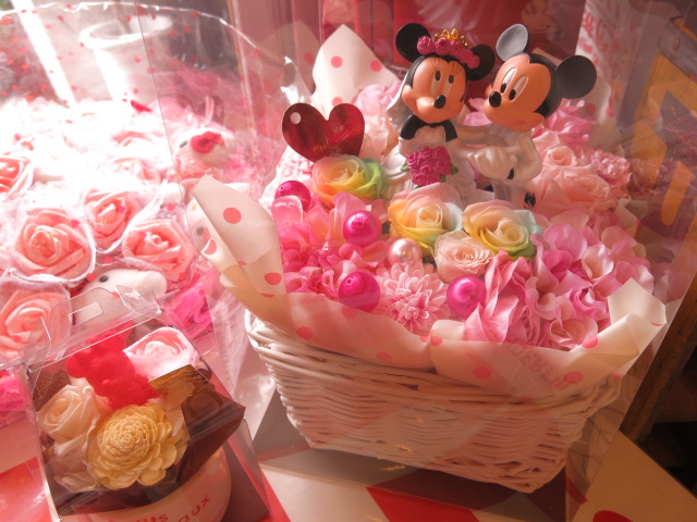 ミッキーマウスとミニーマウスのウェディングドールが入った かわいいお花のギフトです 結婚祝いに最適です