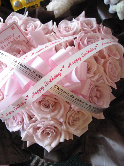 フラワーガーデンリーブス 誕生日にプレゼント ピンクバラのハート 生花のフラワーアレンジメント