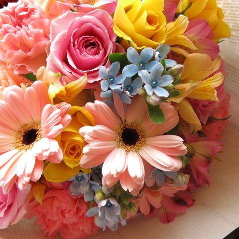 誕生日のプレゼント デザイナー制作の花束 可愛いカラフル色