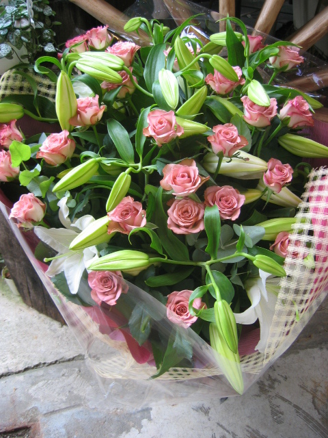 記念日のお祝い ユリ入り花束 カサブランカ使用のフラワーギフト バラギフト